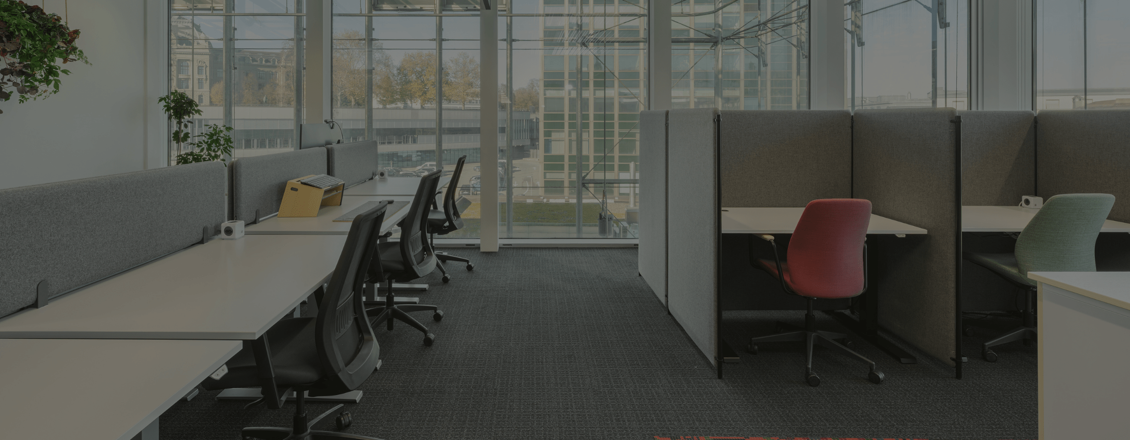 Moderner Coworking Open Space mit flexiblen Arbeitsplätzen und lichtdurchflutetem Raum