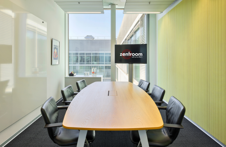 Meetingraum Doctor Strange für 6 Personen im zentroom Coworking Bern – mit Präsentationstechnik, Whiteboard und Tageslicht