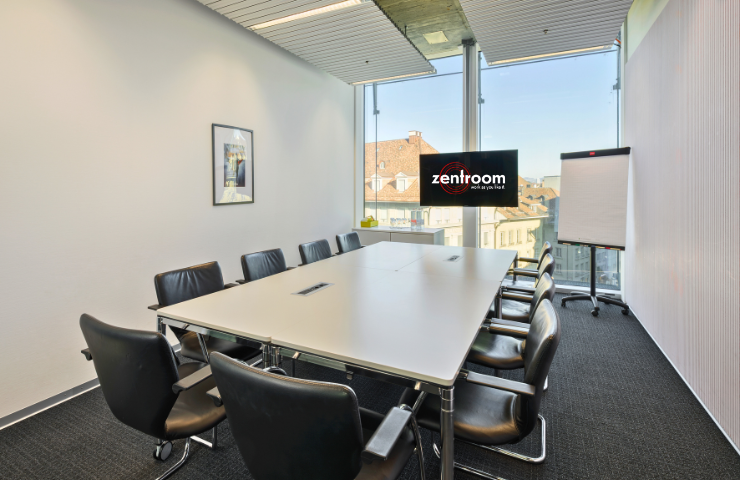 Moderner Meetingraum im zentroom Coworking Bern – mit Präsentationstechnik, Whiteboard und Tageslicht