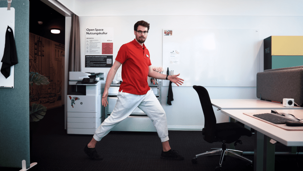 Porträt eines Mitarbeiters des Physiozentrum Bern im Coworking Open Space von zentroom