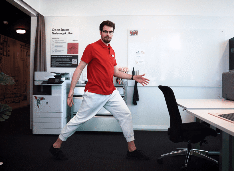 Porträt eines Mitarbeiters des Physiozentrum Bern im Coworking Open Space von zentroom